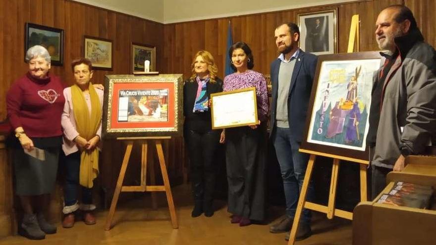 Charo Pérez, Viri Iglesias, Miriam Martínez, miembros de las cofradías; Maite Cardín, representante de la TPA, nombrada cofrade de honor; Iván Allende y Manuel García Velasco, ayer en Infiesto.