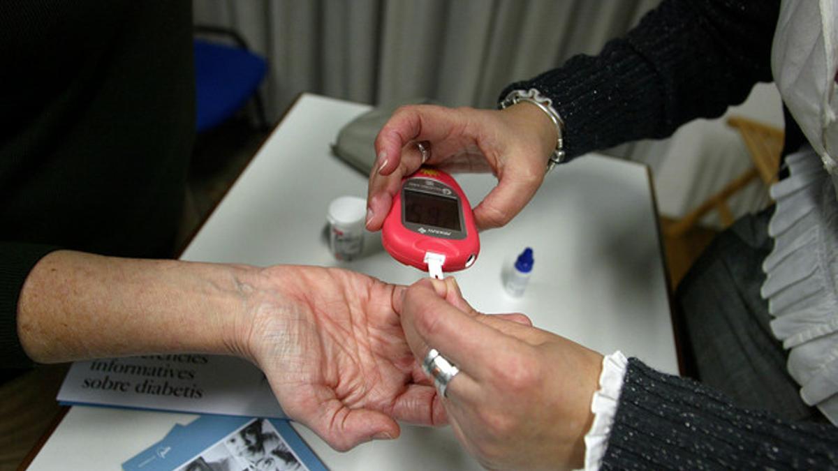 Control de la diabetis con un glucómetro.