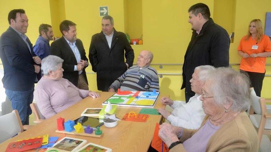 Cordal, a la izquierda de la imagen, y Perfecto Rodríguez (3º i.) en una visita al centro de día. // Noé Parga