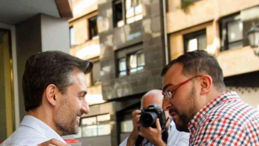 Adrián Barbón y José María Pérez, en la sede de la FSA, el martes.