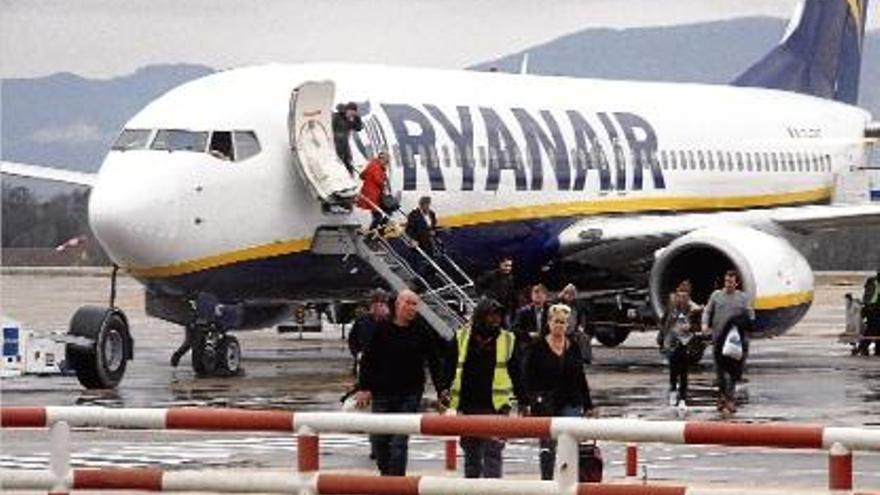 Turistes desembarcant a l&#039;aeroport Girona Costa Brava, aquest mes de març.