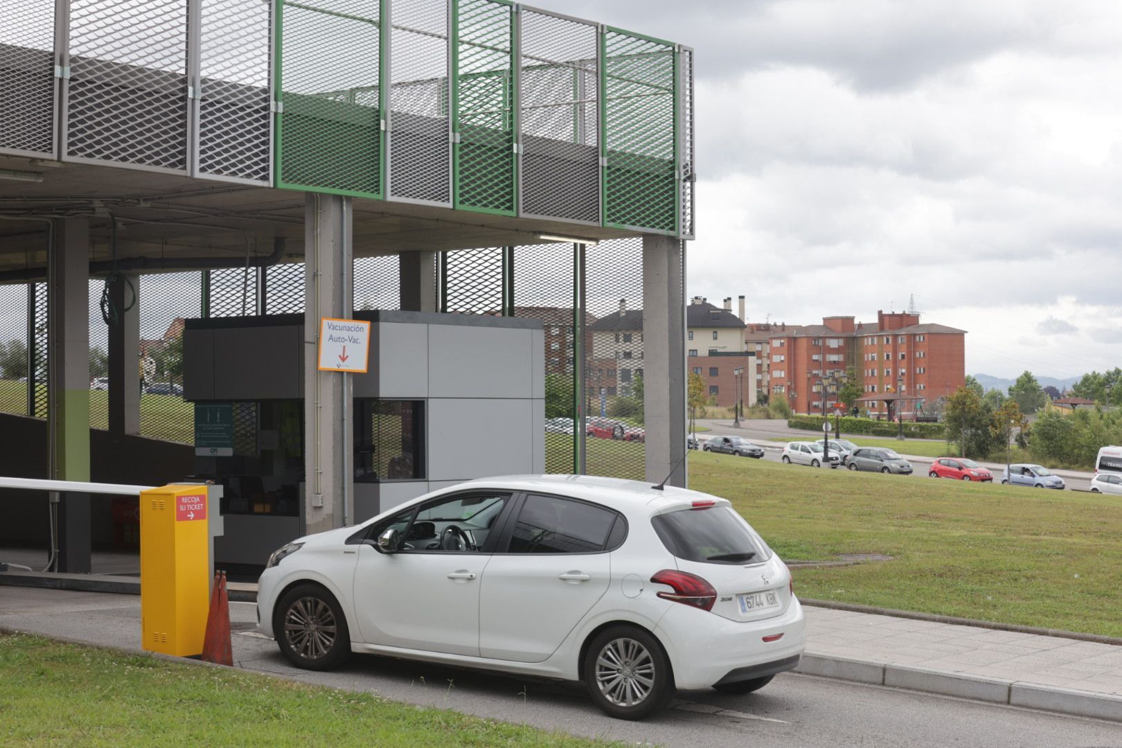 Colas para vacunarse en el HUCA