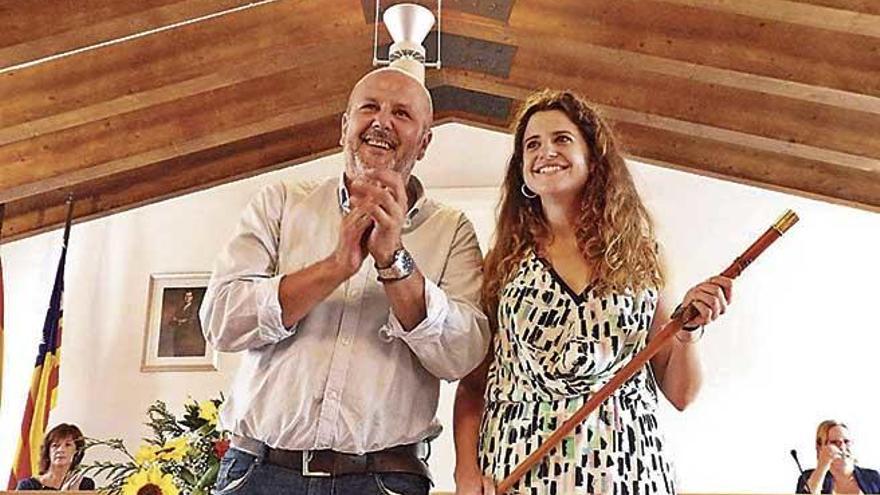 Miquel Ensenyat junto a Maria Ramon, el dÃ­a en que esta fue investida como alcaldesa de Esporles, en 2015.