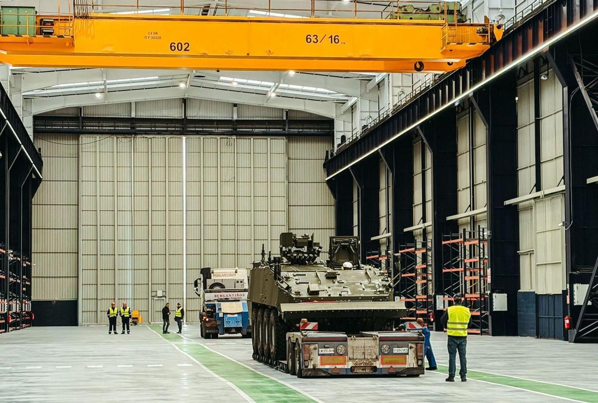 Llegada del primer vehículo blindado 8x8 Dragón a las instalaciones de Indra en El Tallerón de Gijón. | INDRA