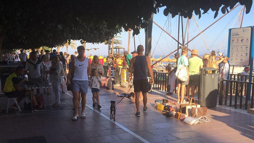 Vendedores ambulantes, en el Paseo Marítimo de Marbella.