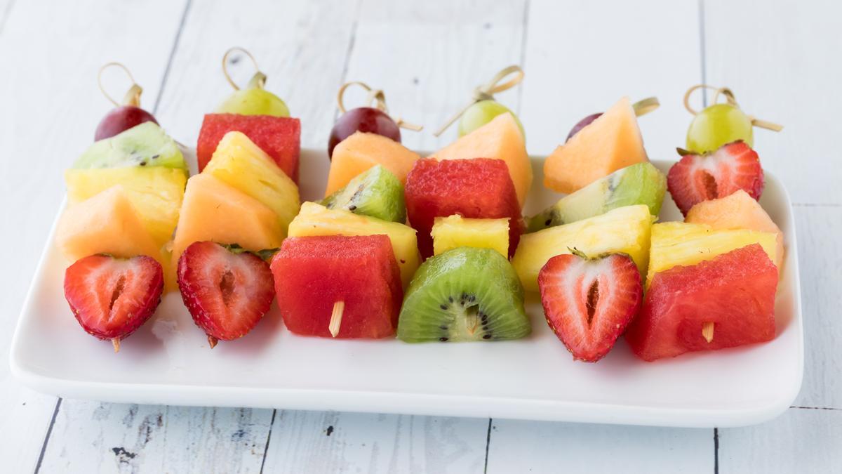 Brochetas de fruta fresca.