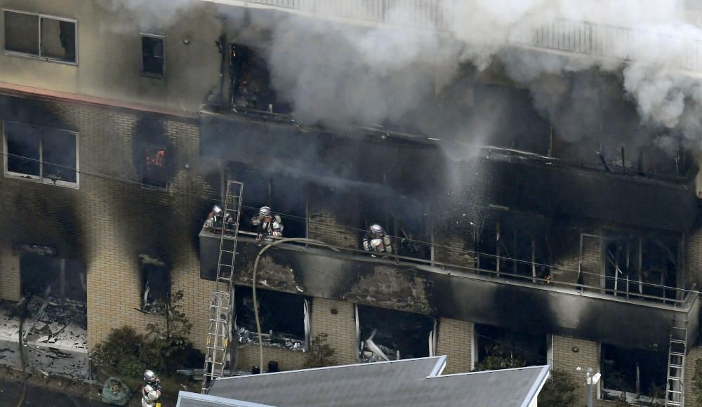 Vista aérea de los bomberos combatiendo el fuego del estudio de animación en Kioto en el que un hombre provocó un incendio, tras lanzar un líquido inflamable. Kyodo/REUTERS