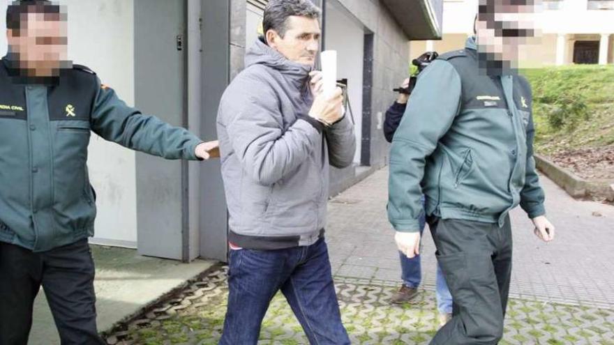 &quot;O Briso&quot;, escoltado por la Guardia Civil a su salida de los juzgados de Cangas. // C.G.