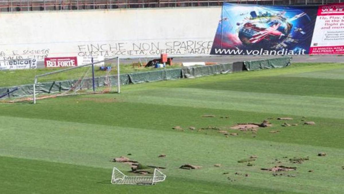 Así lucía el césped del estadio del Varesse el sábado por la mañana