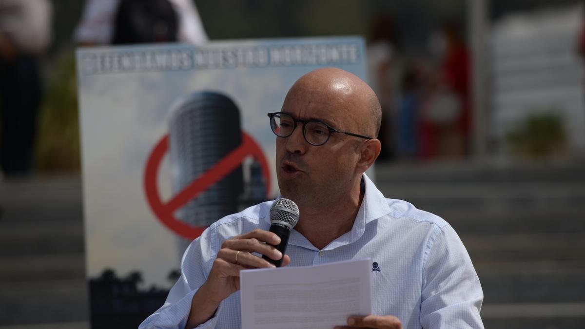 El escritor y periodista de La Opinión, Alfonso Vázquez, durante la lectura del manifiesto