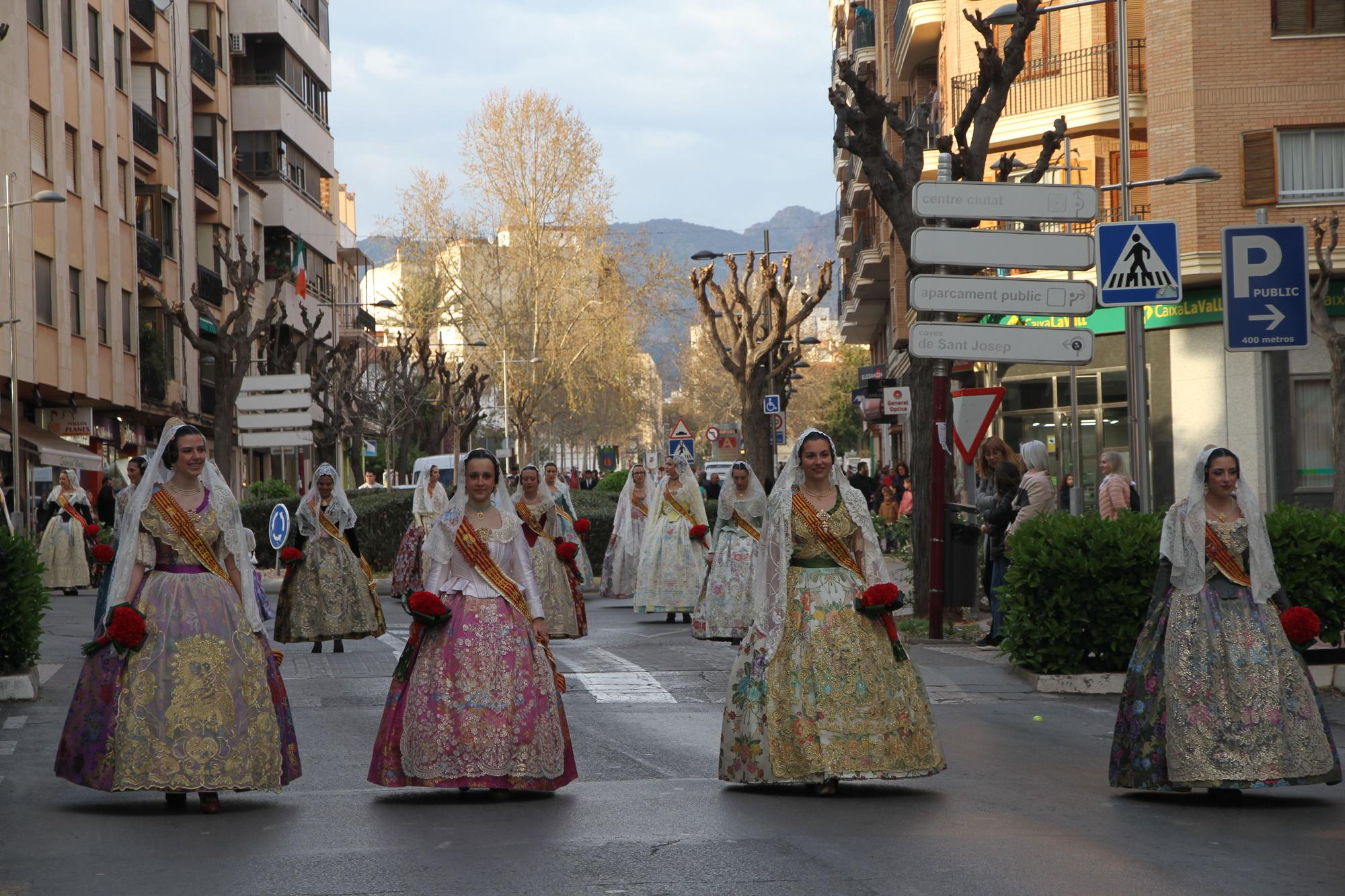 Emotiva y participativa ofrenda en las Fallas de la Vall