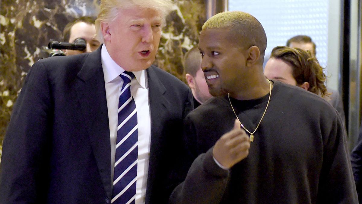 El expresidente Donald Trump junto al repaero Kanye West, actualmente conocido como Ye