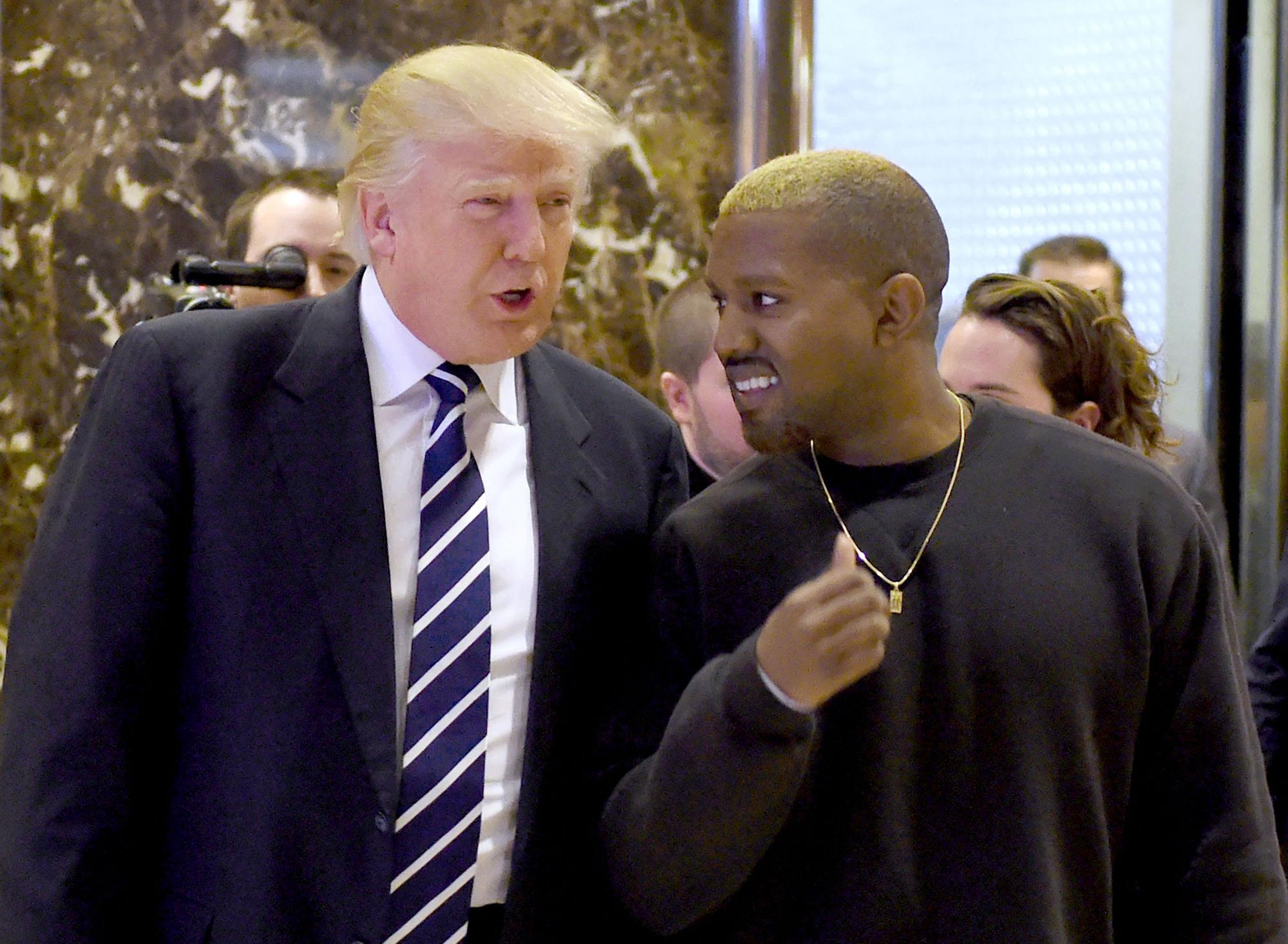 El expresidente Donald Trump junto al repaero Kanye West, actualmente conocido como Ye