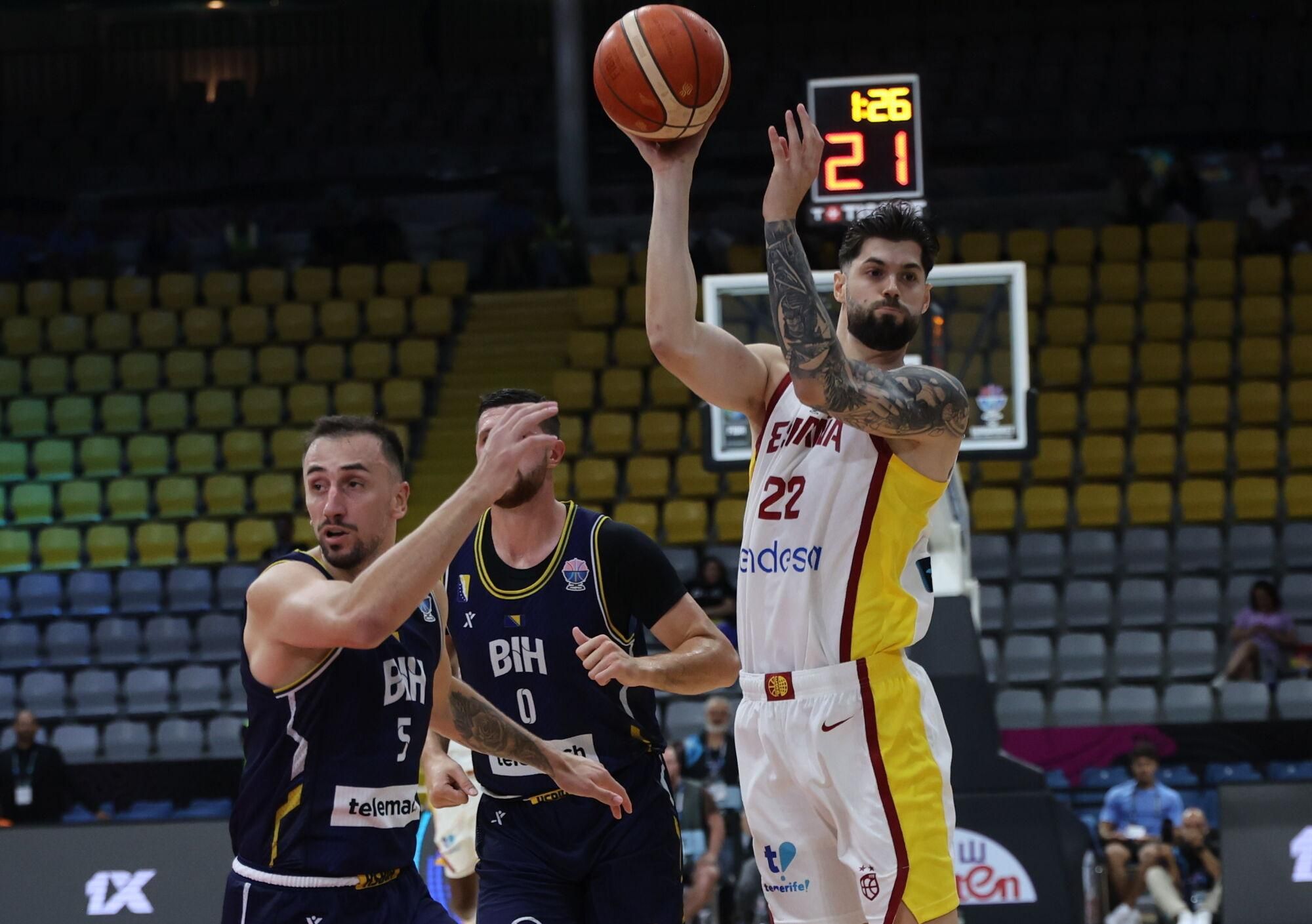 LIMASSOL (Cyprus), 30/08/2025.- Spain’s Santiago Yusta (R) and Bosnia and Herzegovina's Edin Atic during the FIBA EuroBasket 2025 group phase basketball match between Spain and Bosnia and Herzegovina, in Limassol, Cyprus, 30 August 2025. (Baloncesto, Bosnia-Herzegovina, Chipre, España) EFE/EPA/GEORGI LICOVSKI