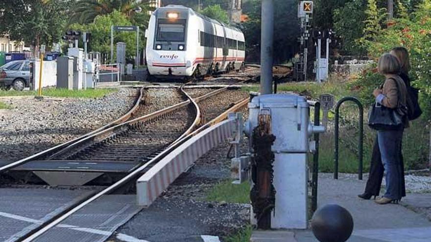 Un tren, detenido en la estación de Pontecesures, donde, a partir del domingo, va a parar otro a las 21.49 horas, el cual avanzará en sentido Santiago-Vilagarcía.  //  Iñaki Abella