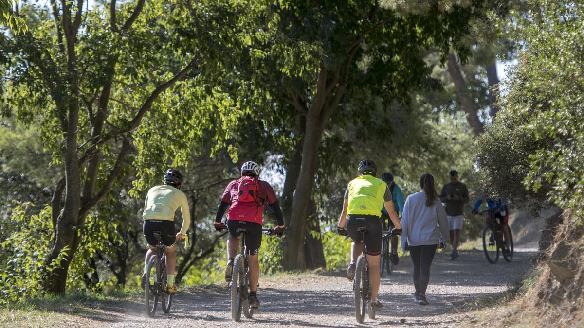 Corredores, ciclistas y paseantes en la carretera de les Aigües durante un día festivo, en una imagen de archivo.