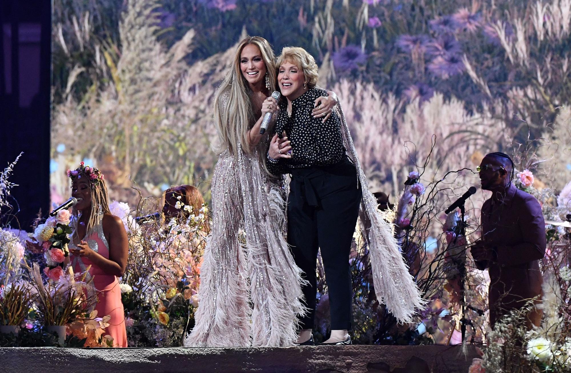 Jennifer Lopez y su madre durante la gala VAX