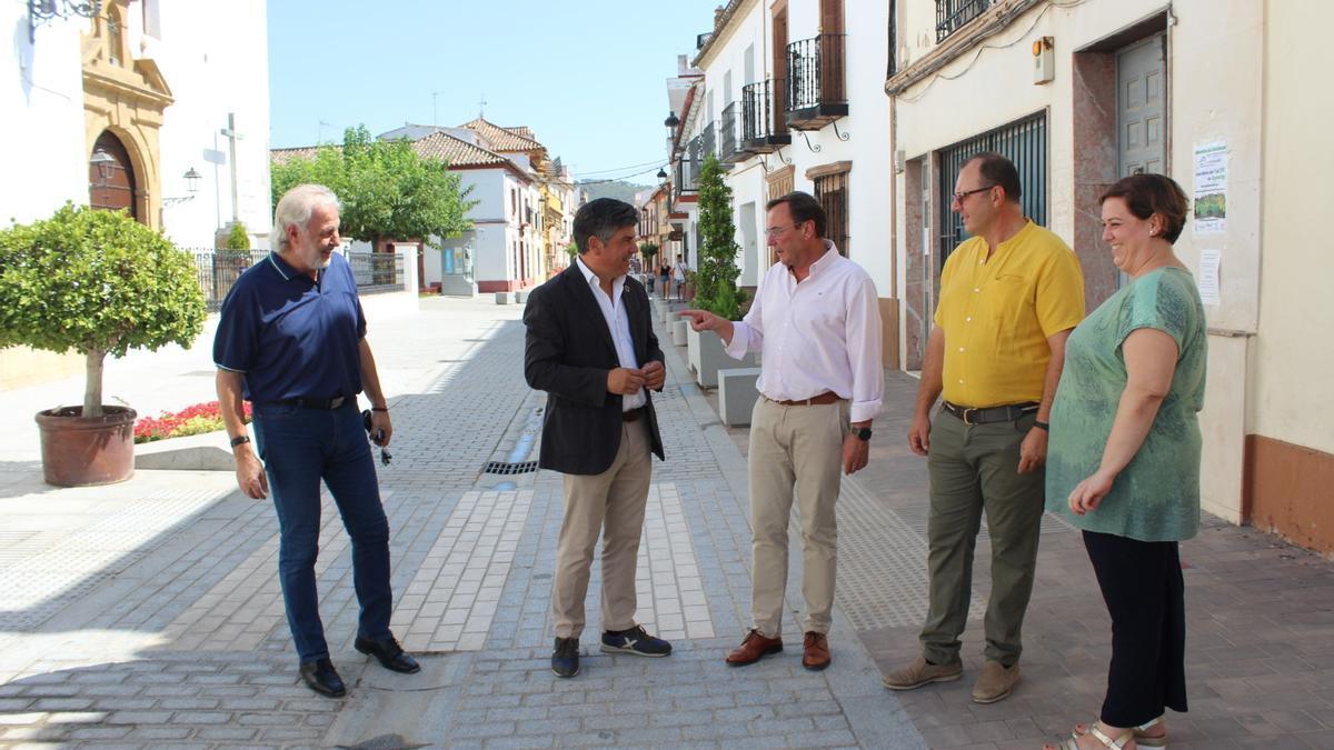 Un momento de la visita de Rafael Llamas a Villafranca.