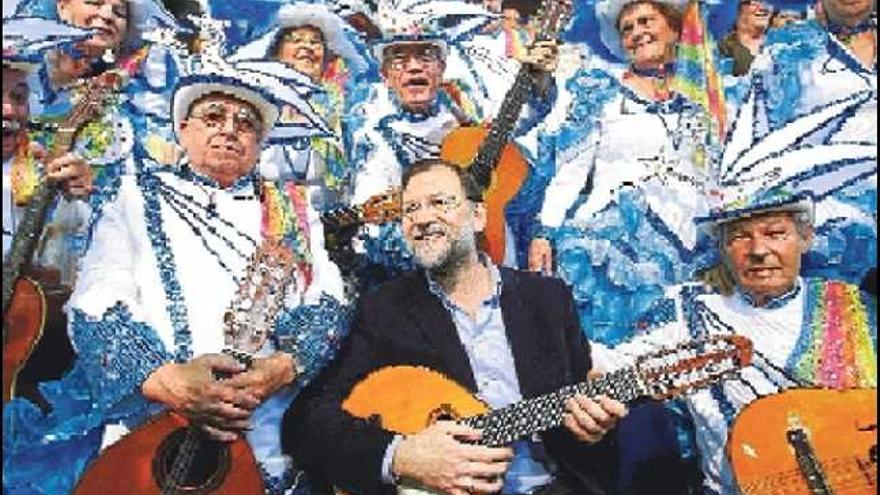 de cante. Rajoy, ayer junto a los miembros de una agrupación musical en Santa Cruz de Tenerife.