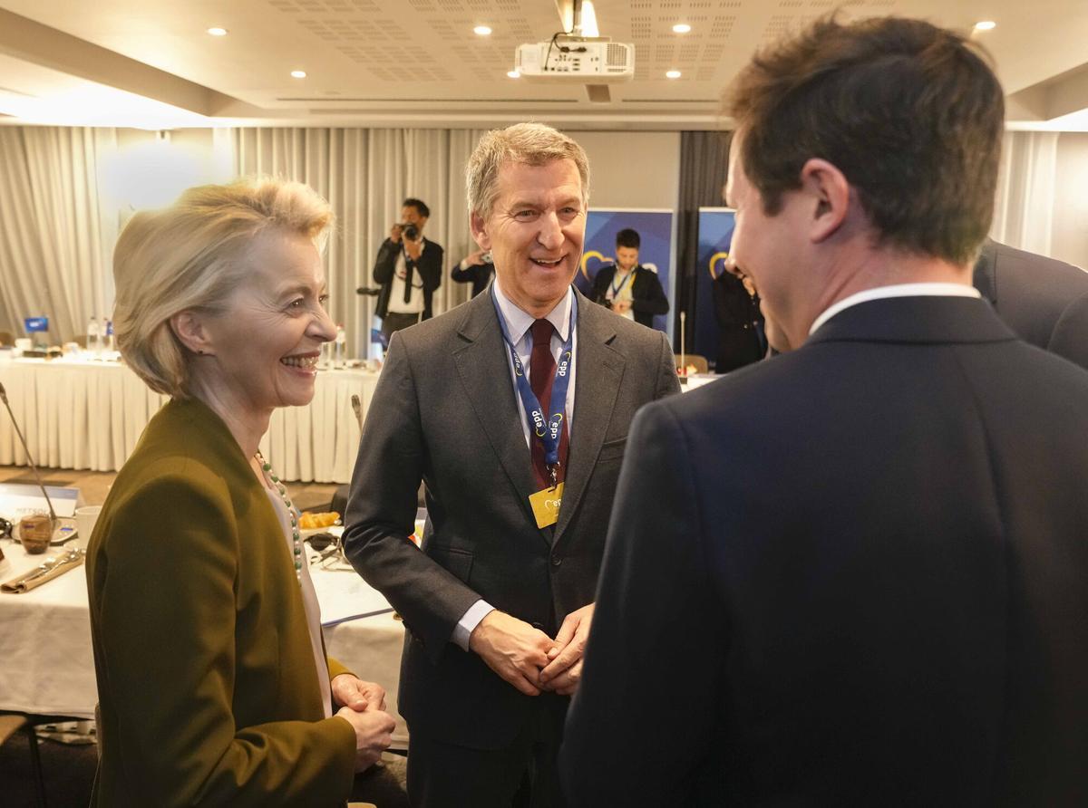 Alberto Núñez Feijóo, junto a la presidenta de la Comisión Europea, Ursula von der Leyen, en Bruselas.