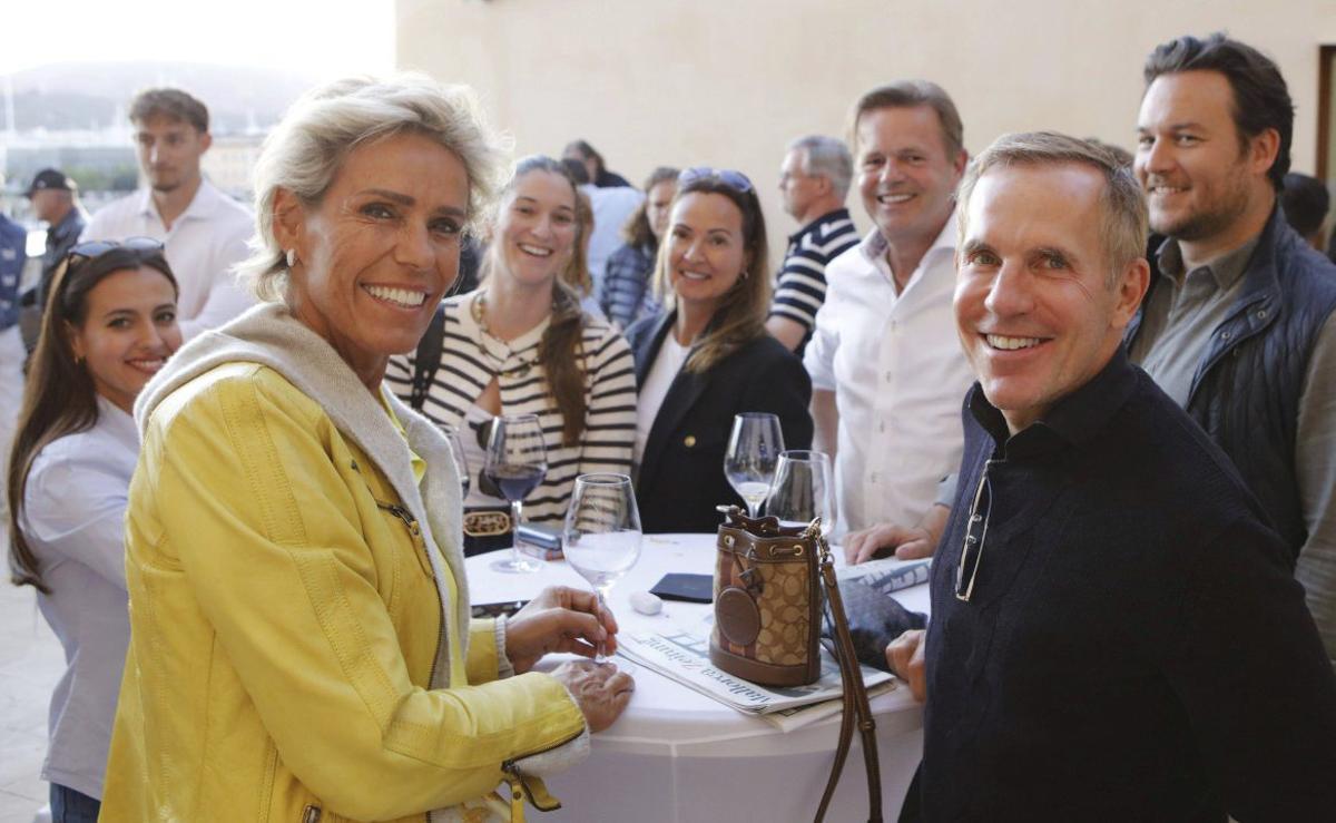 Auf der Terrasse im Gespräch mit Yvonne Plattes von der PlattesGroup (li. vorne). | FOTO: NELE BENDGENS