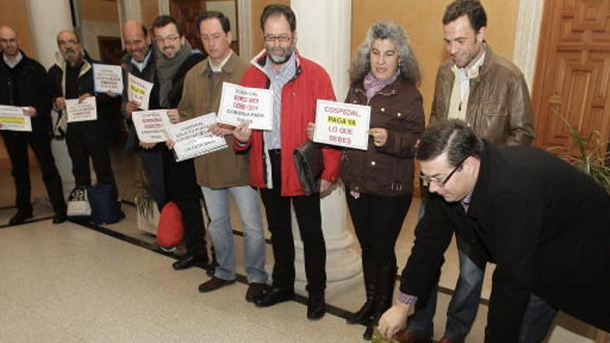 Los alcaldes encerrados en la Delegación de la Junta de Comunidades de Castilla-la Mancha en Ciudad Real.