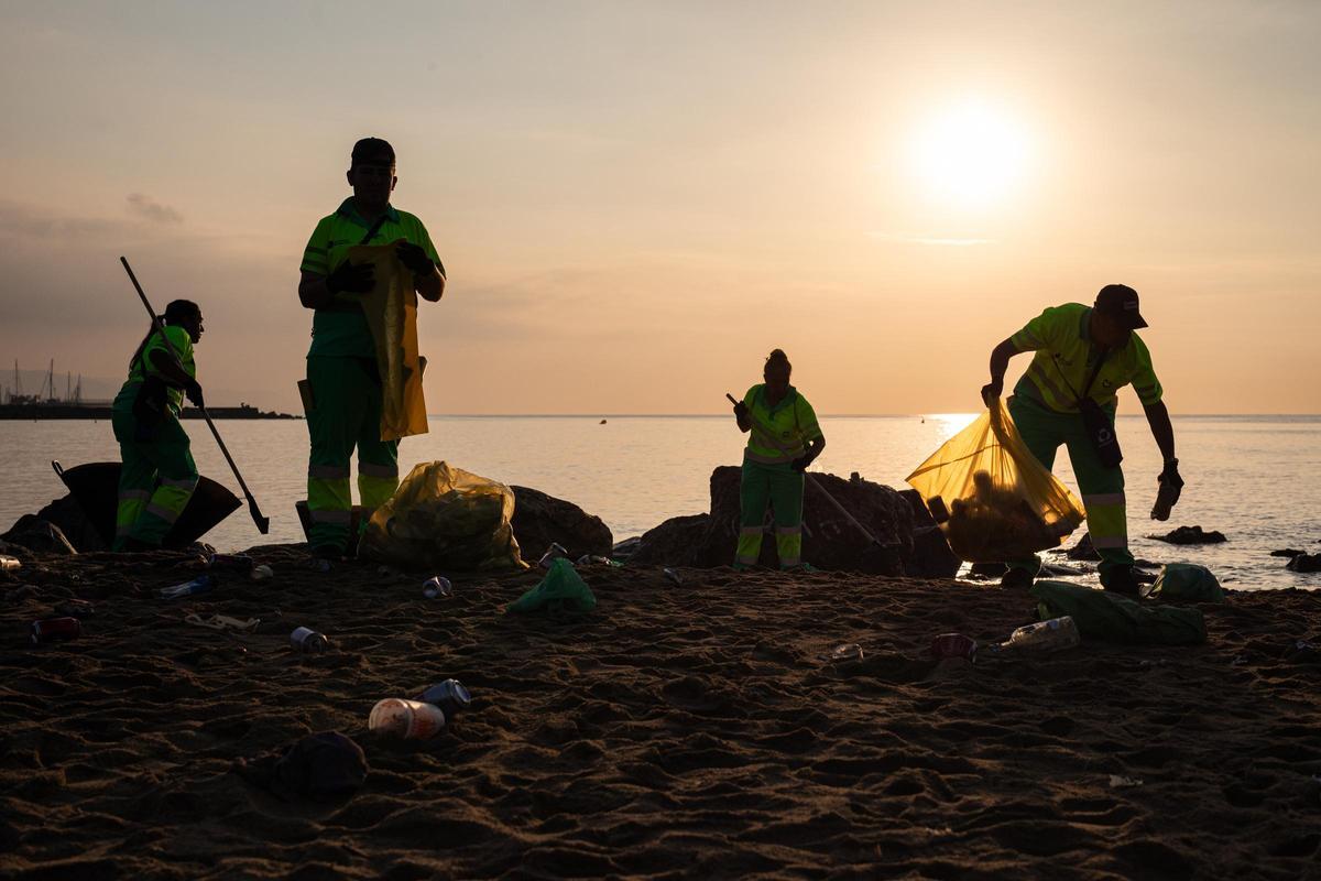 Limpieza de la playa de Barcelona tras la verbena de Sant Joan