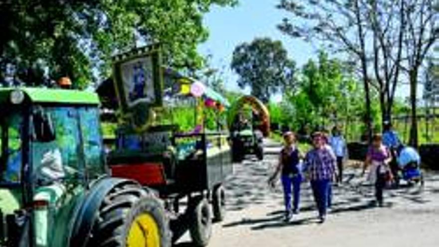 Un millar de personas peregrinan en la romería de Puebla de Sancho Pérez