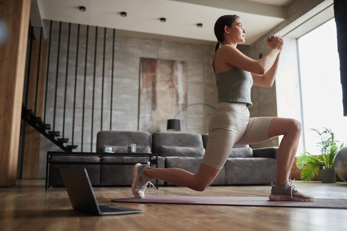 Entrenar en casa puede ser una forma eficaz de perder grasa y mejorar la forma física si se combina con planificación, nutrición y constancia, como propone el método de ISN Virtual Gym.