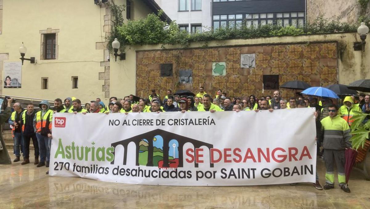 Alfonso zapico llama a la manifestación. El dibujante de Blimea (San Martín del Rey Aurelio) ha publicado en X esta viñeta en la que cobran protagonismo, de izquierda a derecha, los sindicalistas Rubén González (CSI), Verónica Otero (SOMA-FITAG-UGT) y Diego Riesgo (CC OO). | Alfonso Zapico