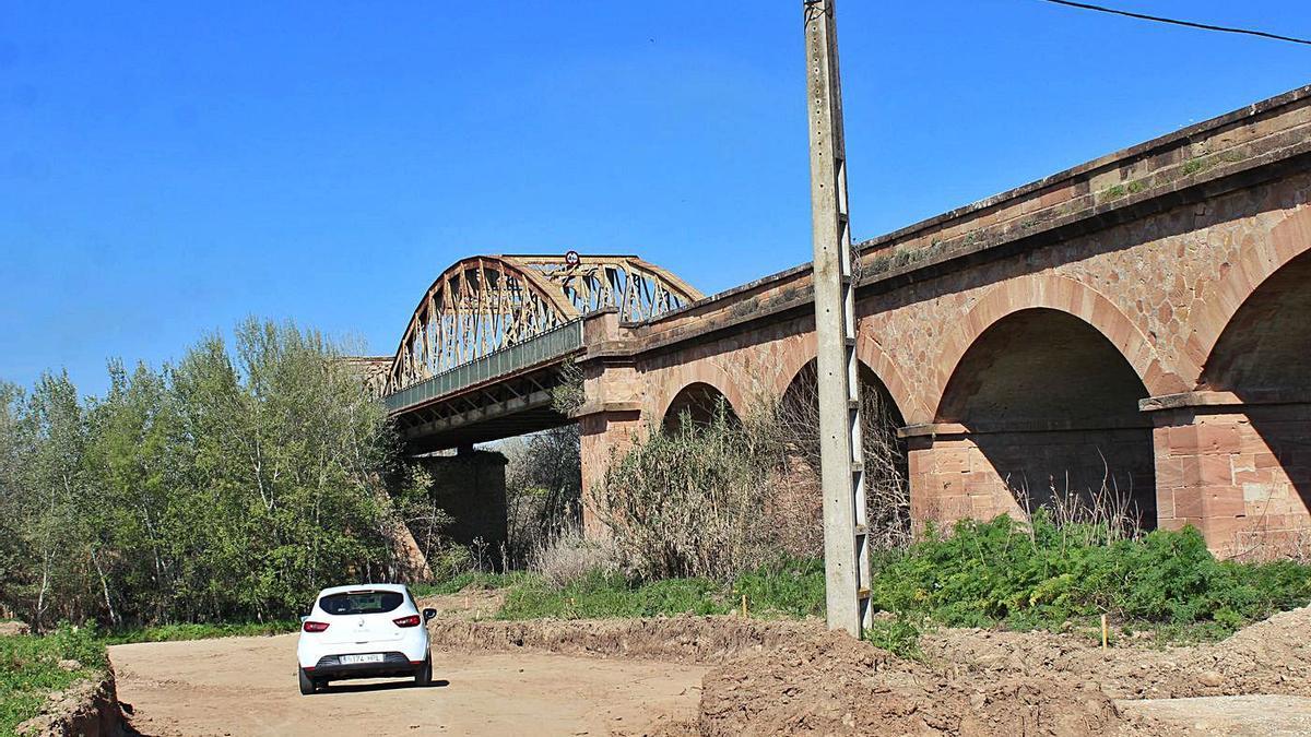 Movimiento de terreno junto al puente para realizar un paso paralelo en el río Guadalquivir. | CASAVI