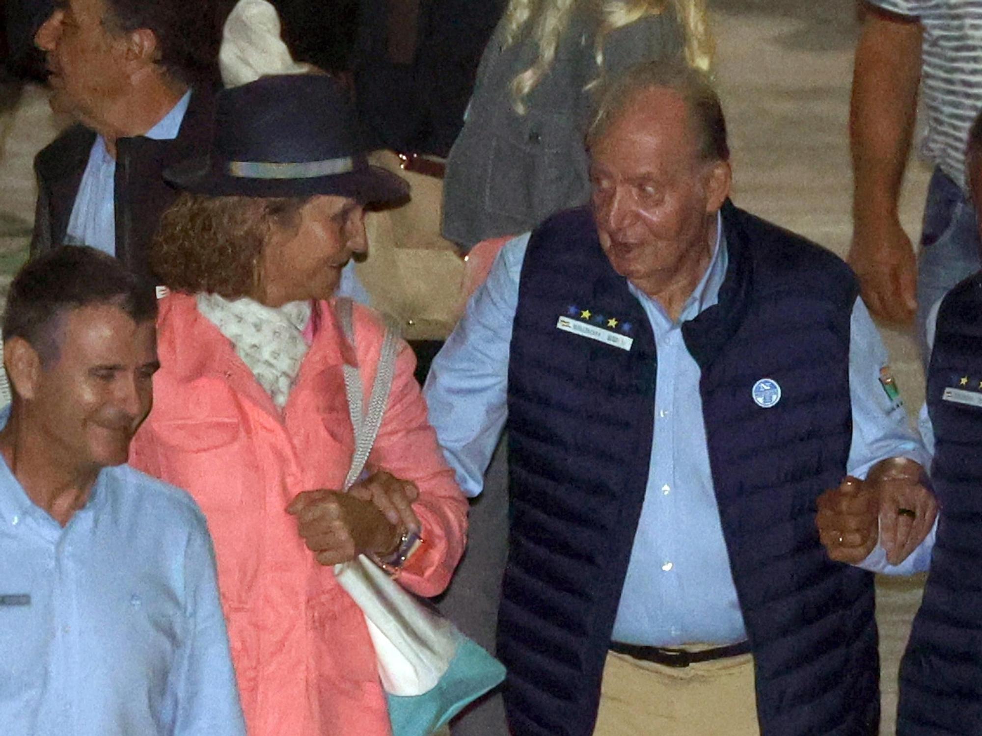 La multitudinaria cena del rey emérito y la infanta Elena a bordo de un 'bateeiro' por aguas de Sanxenxo