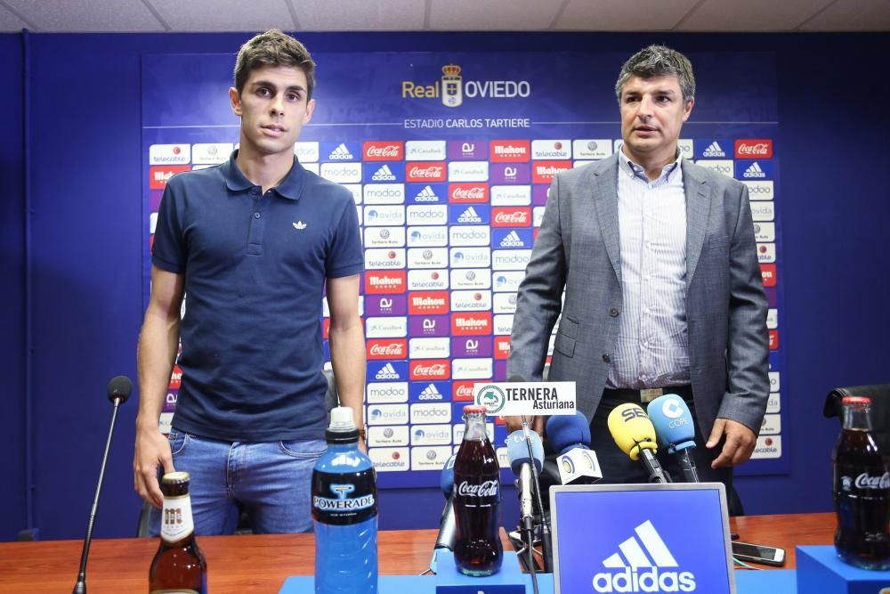 Presentación de Gil, nuevo jugador del Real Oviedo, en el Tartiere