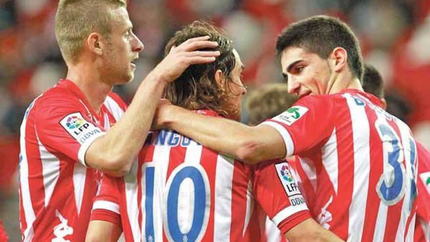 Sangoy, en el centro, recibe la felicitación de Álex Barrera, a la izquierda, y Borja López por su gol ante Osasuna. | j. j.