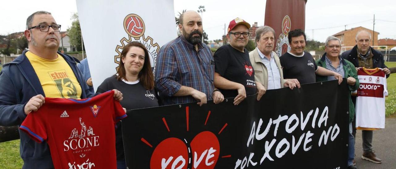 A la derecha, Alberto Álvarez y Rafa Menéndez, junto a representantes vecinales de Jove y Ceares.