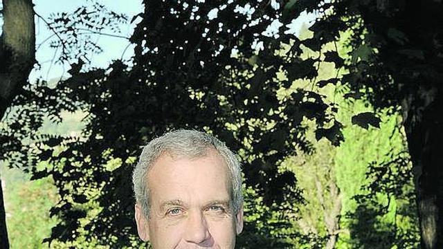 Oriol Nello, en el jardín del chalé de Figaredo, donde se impartían los cursos de verano organizados por el CeCodet.