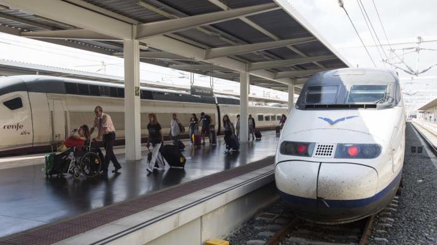 Renfe recorta a la mitad los servicios del AVE entre Alicante a Madrid y el Euromed a Barcelona