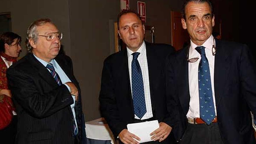 Javier Riera, Antonio Conde Soto y Mario Conde, antes de la conferencia que pronunciaron ayer en Vigo.