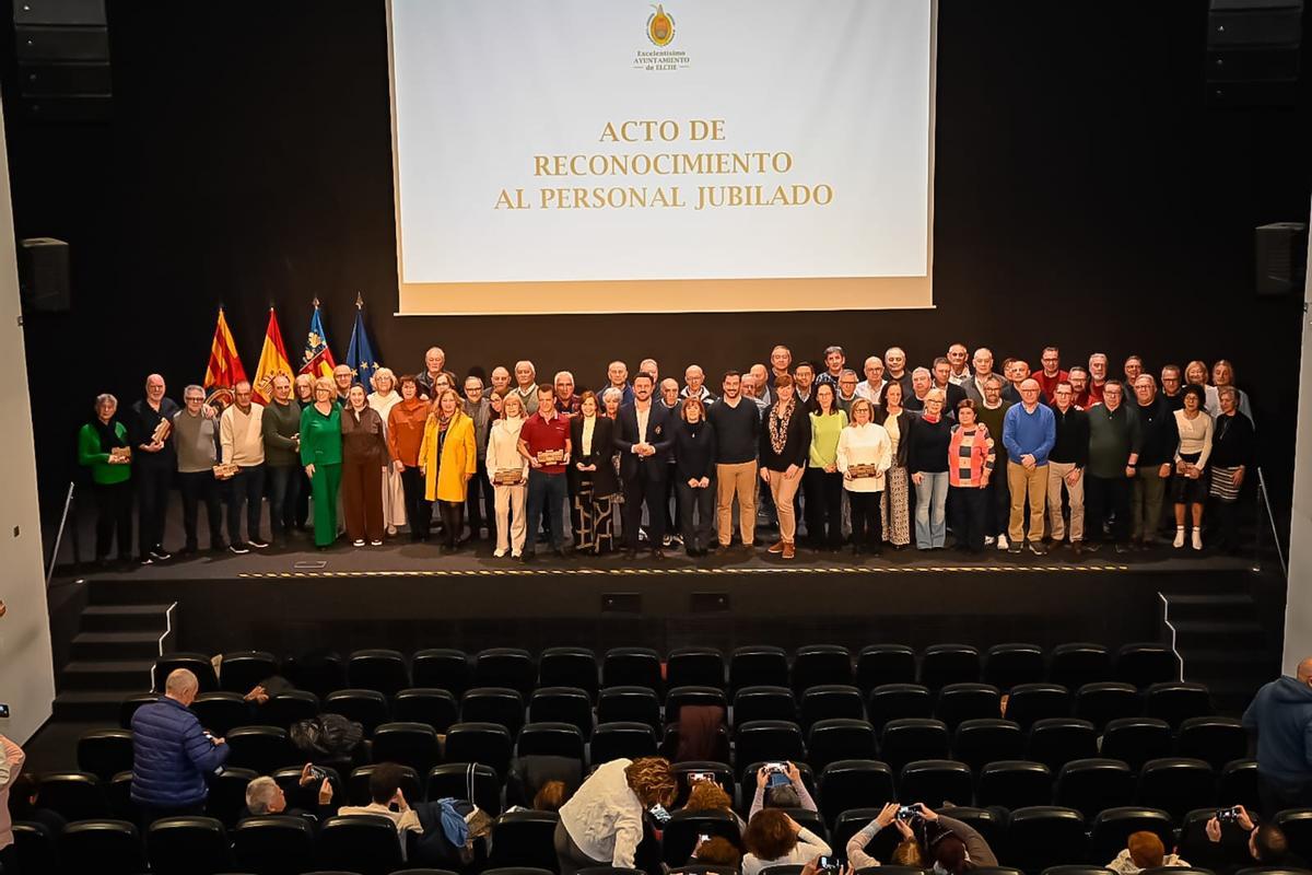 Foto de familia de las autoridades locales y los funcionarios jubilados