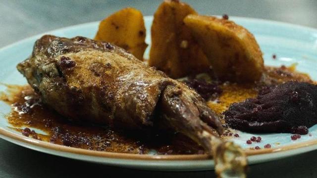 Un plato con cordero, producto que también se promociona en eventos locales similares.