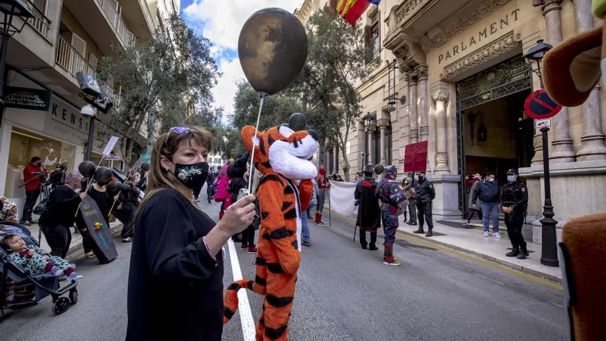 Carnaval de protesta por el centro de Palma para reclamar la reapertura de los parques infantiles