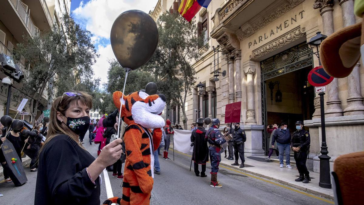 Carnaval de protesta por el centro de Palma para reclamar la reapertura de los parques infantiles