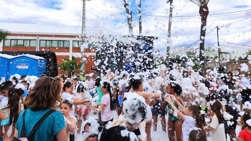 Los niños se lo han pasado en grande en la fiesta de la espuma.