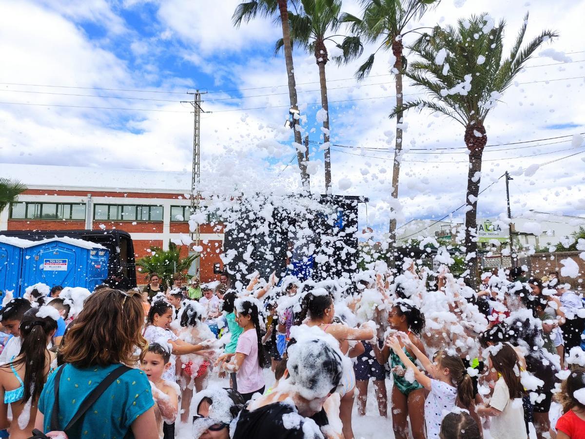 Los niños se lo han pasado en grande en la fiesta de la espuma.