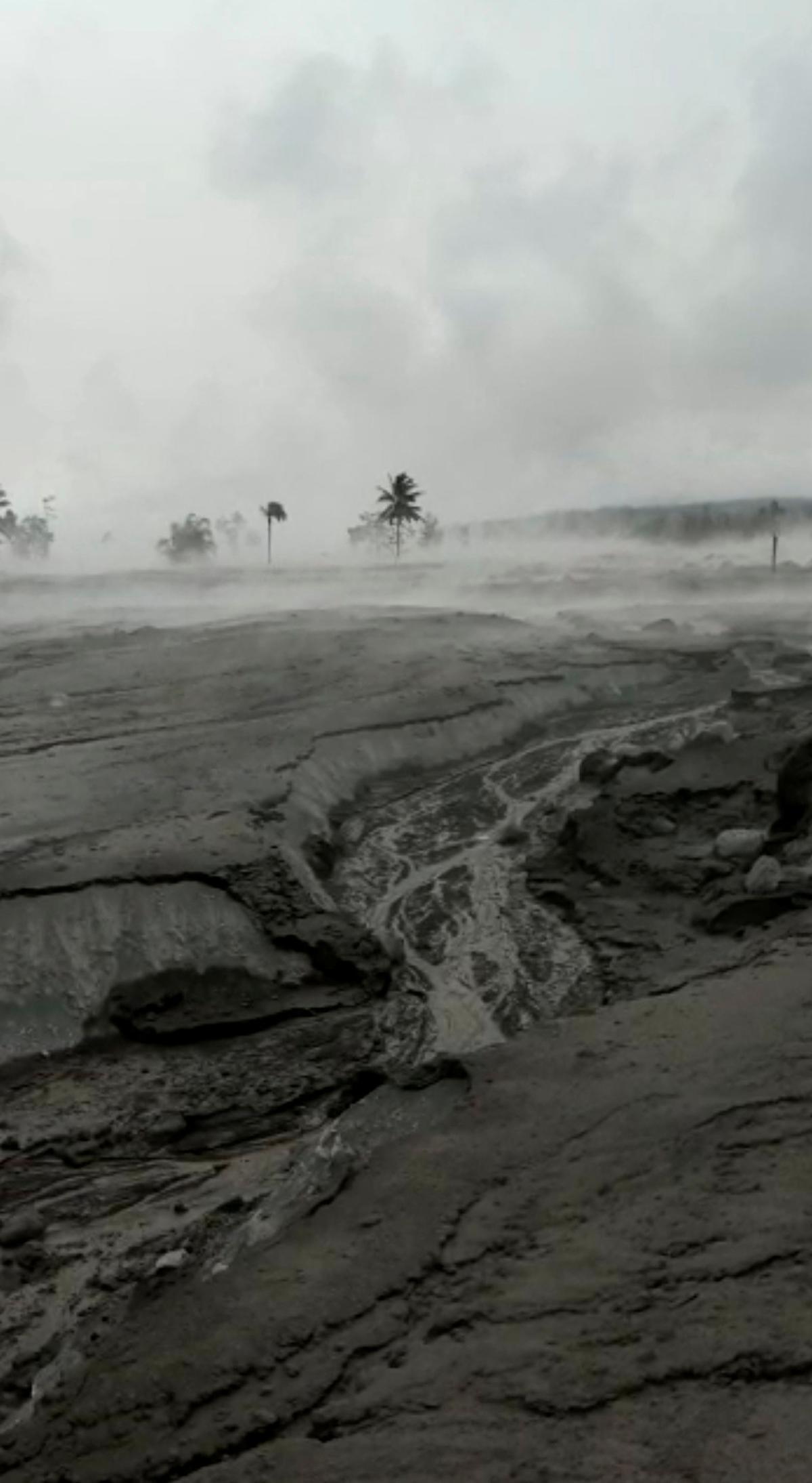 La isla de Java (Indonesia), en alerta por la erupción del volcán Semeru