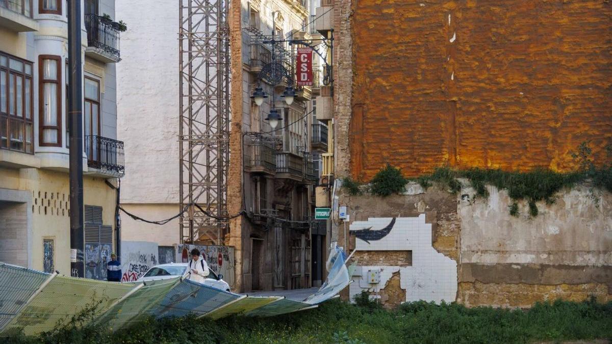 Un solar lleno de maleza en el casco histórico en una imagen de archivo