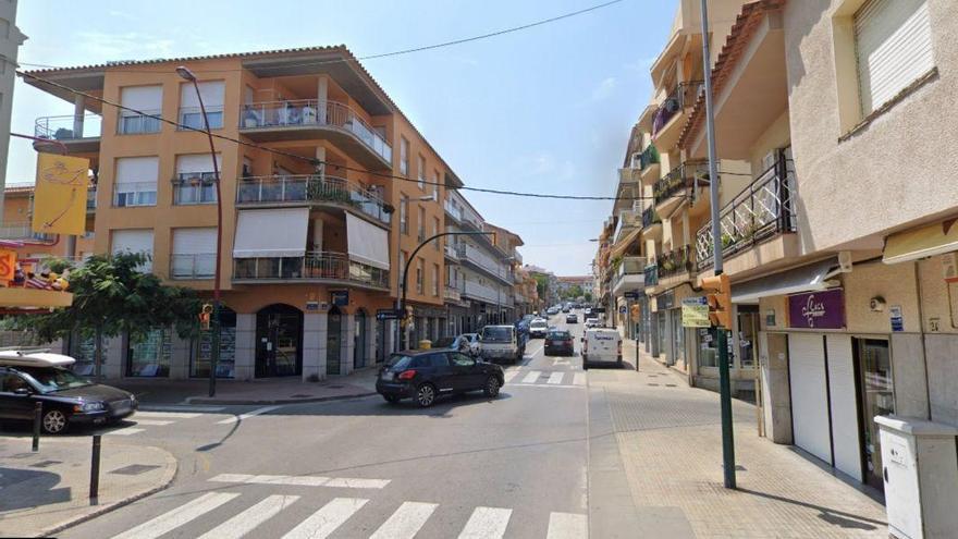 A l&#039;Escala només hi ha tres semàfors en la cruïlla entre dos dels carrers principals de la vila.