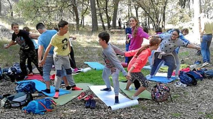 Els estudiants en un dels exercicis al llarg del camí ignasià