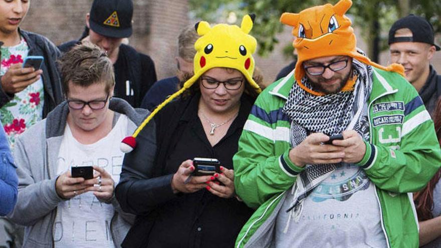 Varias personas jugando a &#039;Pokémon Go&#039;.