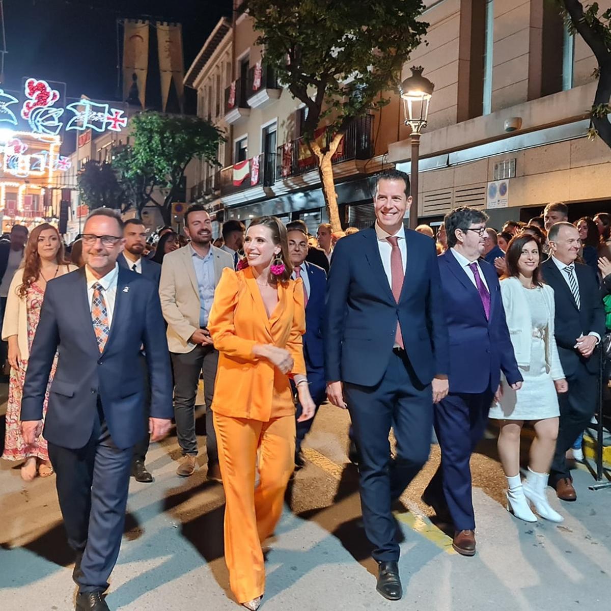 La pregonera junto al presidente de la Junta Central de Comparsas y el alcalde de Elda camino del castillo de Embajadas.